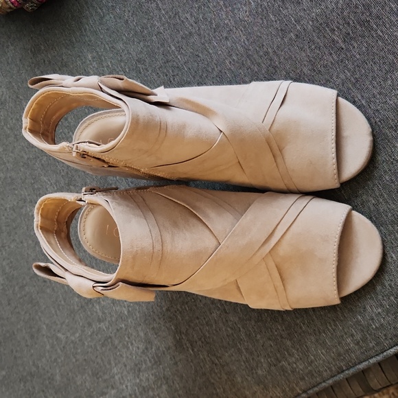 Taupe bootie with bow - Picture 1 of 6